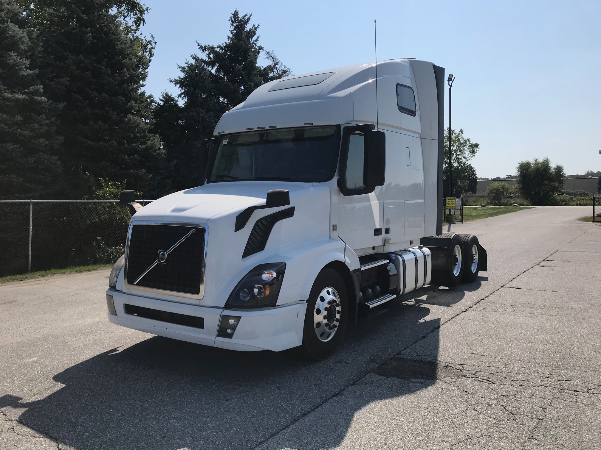 volvo vnl 670 mattress size